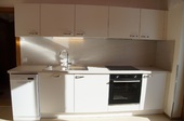 geräumige Küche mit Geschirrspüler, Backofen und Ceranfeld
