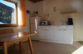 Kühlschrank mit großflächiger Anrichte